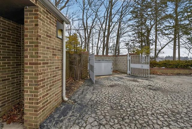 2551 Patterson Lake Road, Pinckney, MI 48169