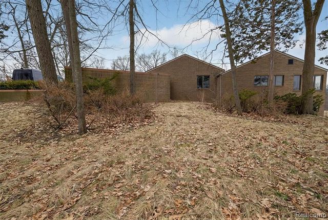 2551 Patterson Lake Road, Pinckney, MI 48169