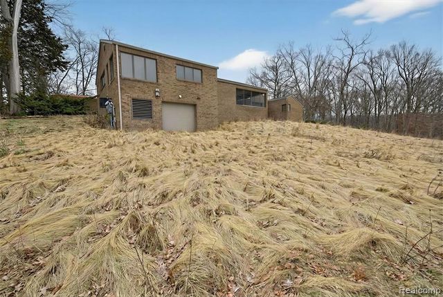 2551 Patterson Lake Road, Pinckney, MI 48169