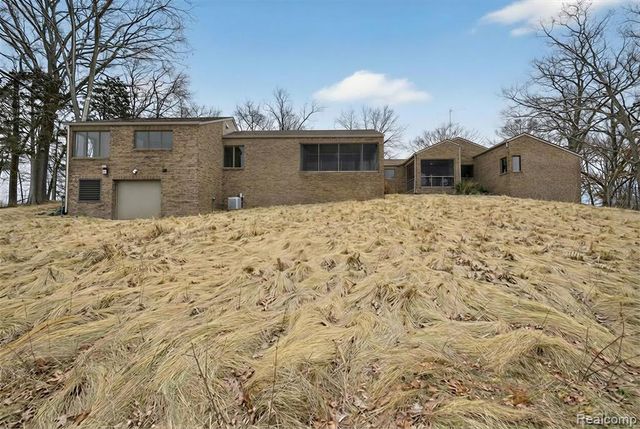 2551 Patterson Lake Road, Pinckney, MI 48169