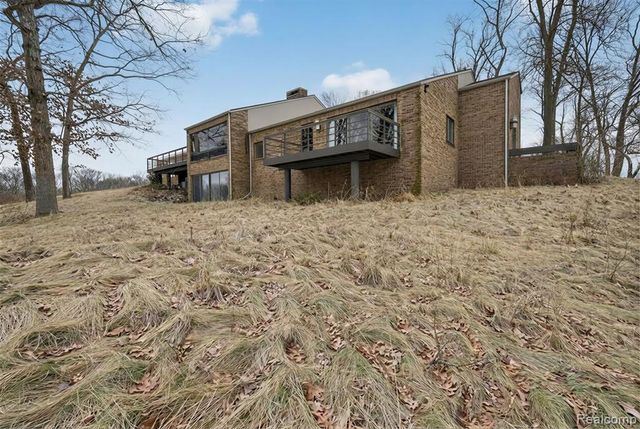 2551 Patterson Lake Road, Pinckney, MI 48169