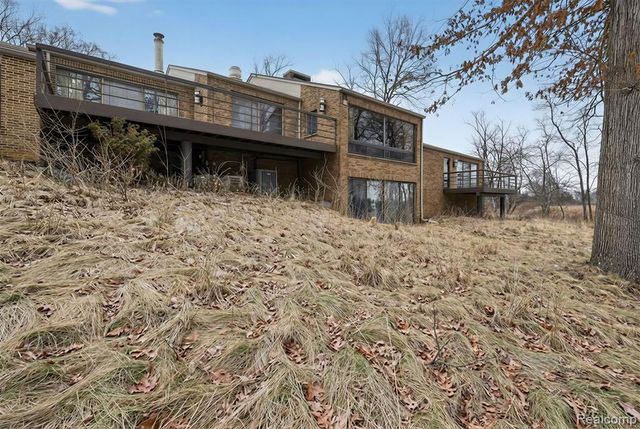 2551 Patterson Lake Road, Pinckney, MI 48169