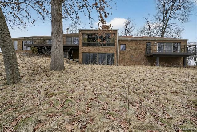 2551 Patterson Lake Road, Pinckney, MI 48169