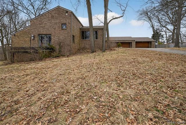 2551 Patterson Lake Road, Pinckney, MI 48169