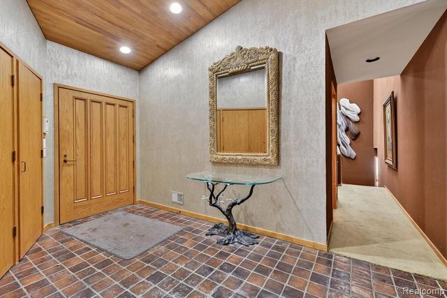 2551 Patterson Lake Road, Pinckney, MI 48169