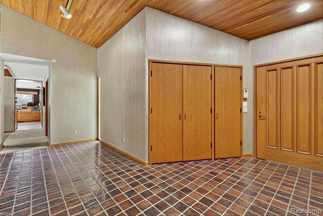 2551 Patterson Lake Road, Pinckney, MI 48169