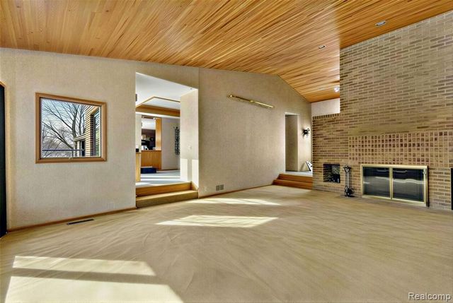 2551 Patterson Lake Road, Pinckney, MI 48169