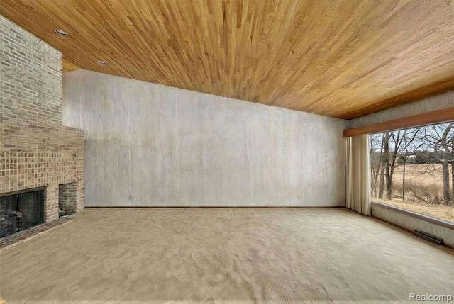 2551 Patterson Lake Road, Pinckney, MI 48169