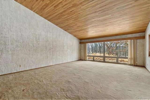 2551 Patterson Lake Road, Pinckney, MI 48169