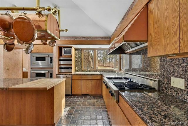 2551 Patterson Lake Road, Pinckney, MI 48169