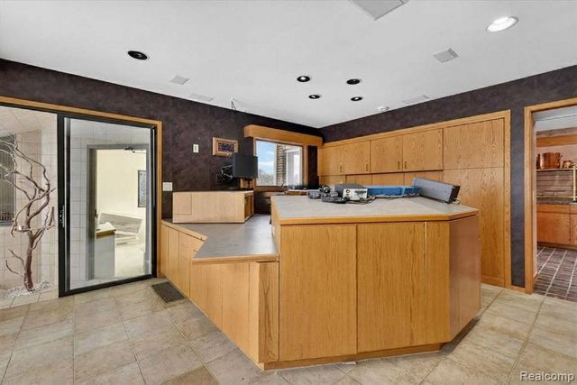 2551 Patterson Lake Road, Pinckney, MI 48169