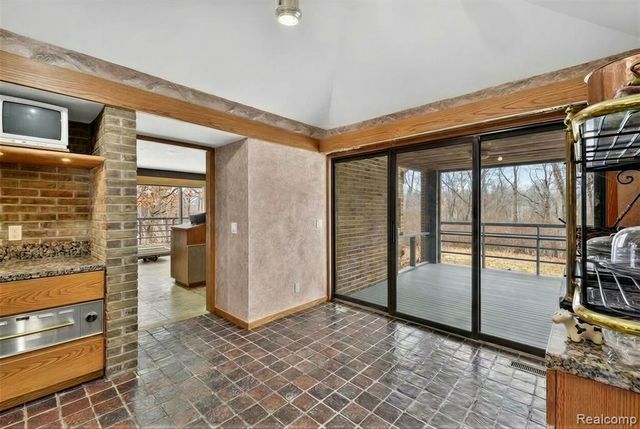 2551 Patterson Lake Road, Pinckney, MI 48169