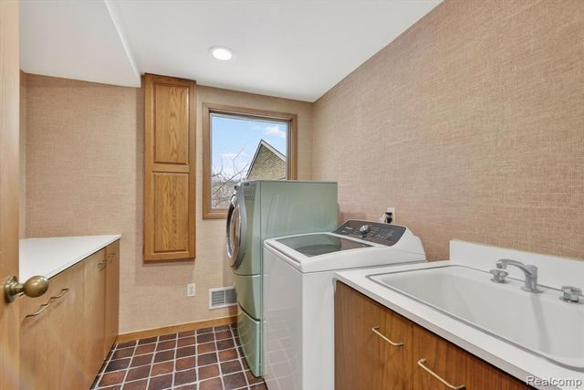 2551 Patterson Lake Road, Pinckney, MI 48169