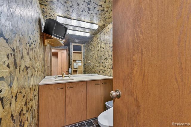 2551 Patterson Lake Road, Pinckney, MI 48169