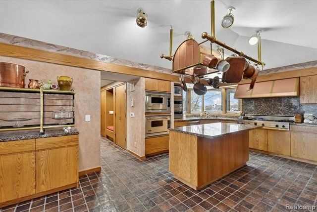 2551 Patterson Lake Road, Pinckney, MI 48169