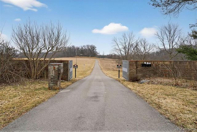 2551 Patterson Lake Road, Pinckney, MI 48169