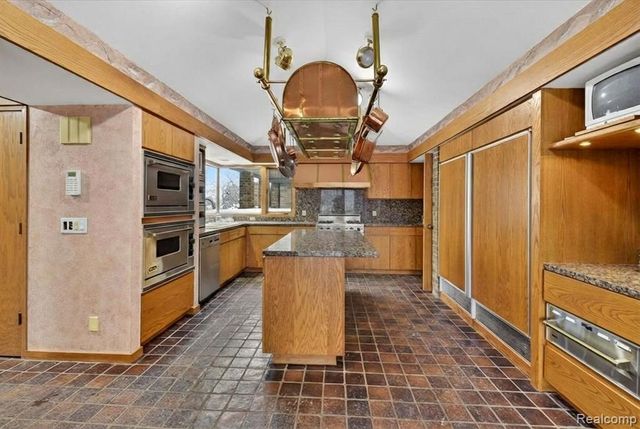 2551 Patterson Lake Road, Pinckney, MI 48169