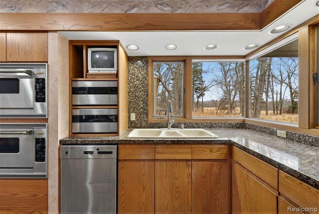 2551 Patterson Lake Road, Pinckney, MI 48169