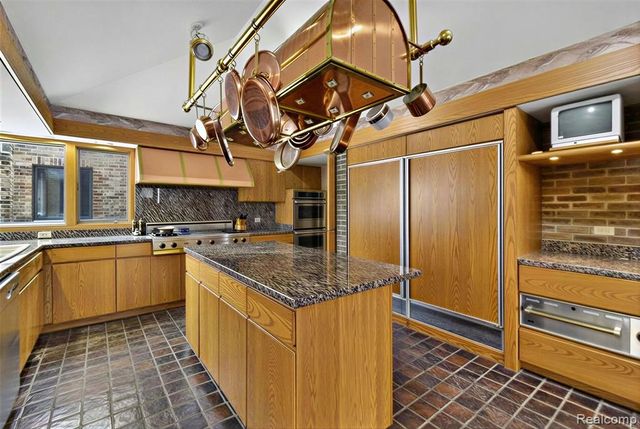 2551 Patterson Lake Road, Pinckney, MI 48169