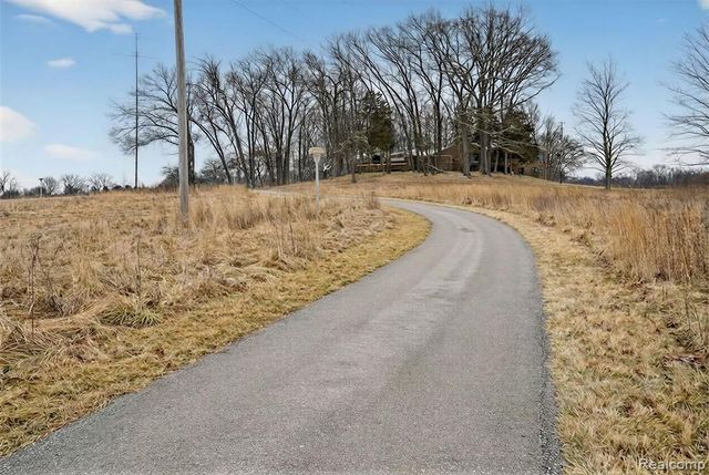 2551 Patterson Lake Road, Pinckney, MI 48169