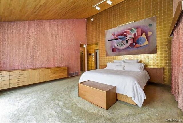 2551 Patterson Lake Road, Pinckney, MI 48169