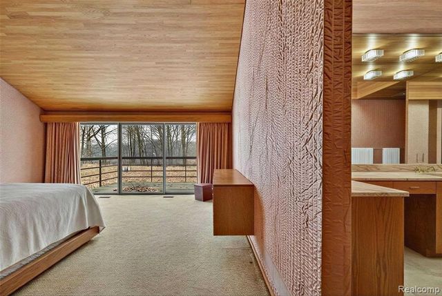 2551 Patterson Lake Road, Pinckney, MI 48169