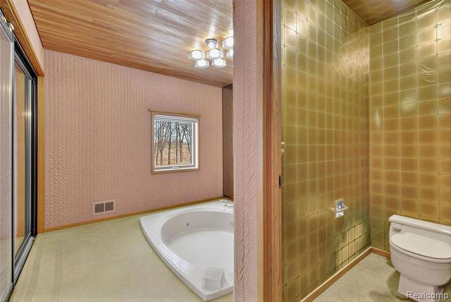 2551 Patterson Lake Road, Pinckney, MI 48169