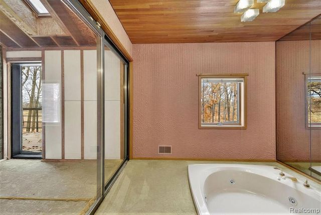 2551 Patterson Lake Road, Pinckney, MI 48169