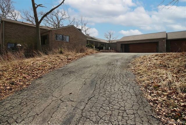 2551 Patterson Lake Road, Pinckney, MI 48169