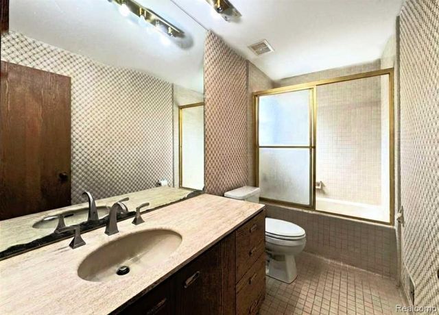 2551 Patterson Lake Road, Pinckney, MI 48169