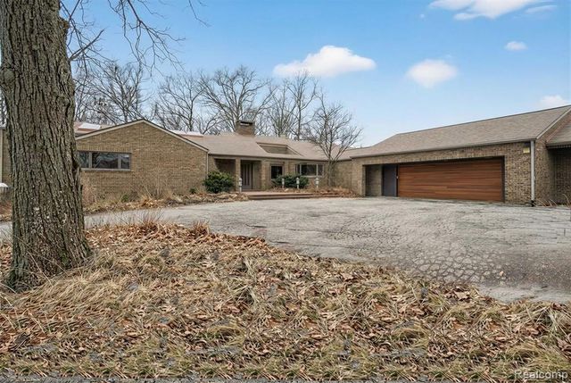 2551 Patterson Lake Road, Pinckney, MI 48169