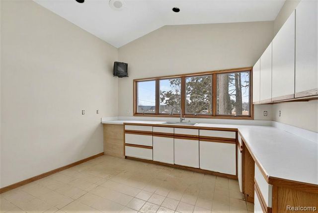 2551 Patterson Lake Road, Pinckney, MI 48169