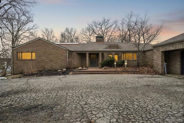 2551 Patterson Lake Road, Pinckney, MI 48169