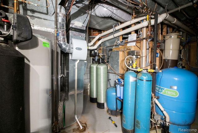 2551 Patterson Lake Road, Pinckney, MI 48169