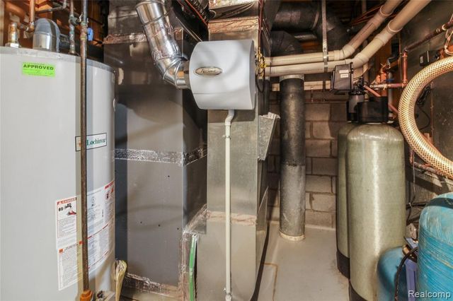 2551 Patterson Lake Road, Pinckney, MI 48169