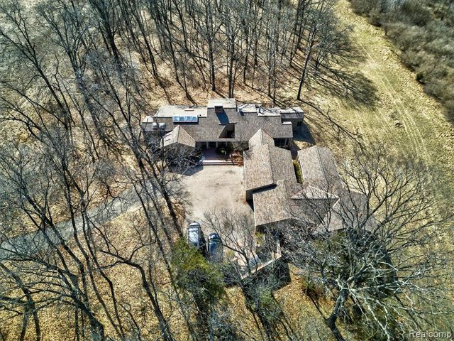 2551 Patterson Lake Road, Pinckney, MI 48169