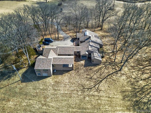 2551 Patterson Lake Road, Pinckney, MI 48169