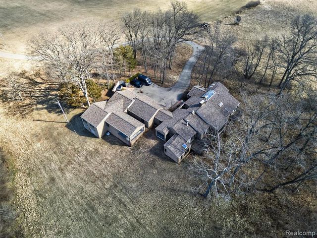 2551 Patterson Lake Road, Pinckney, MI 48169