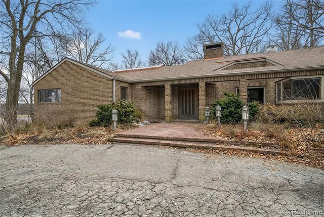 2551 Patterson Lake Road, Pinckney, MI 48169