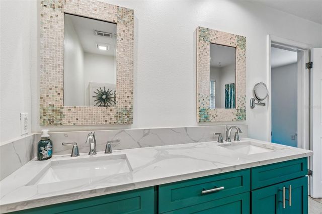 2805 SOUTHPOINTE LANE, Tampa, FL 33611