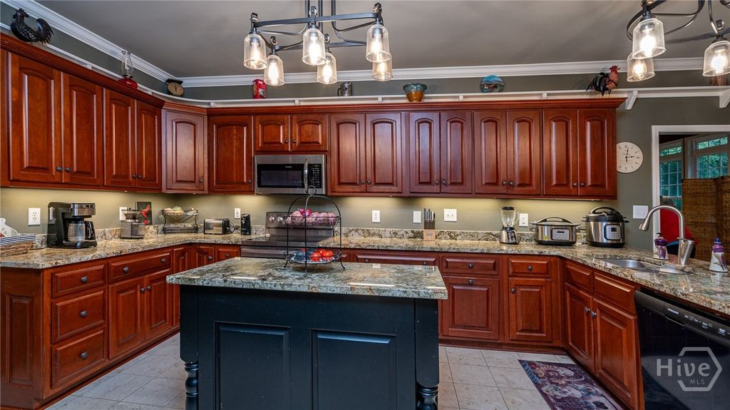 Image 15 of property listing at 325 Twin Oaks Circle, Bogart, GA 30622