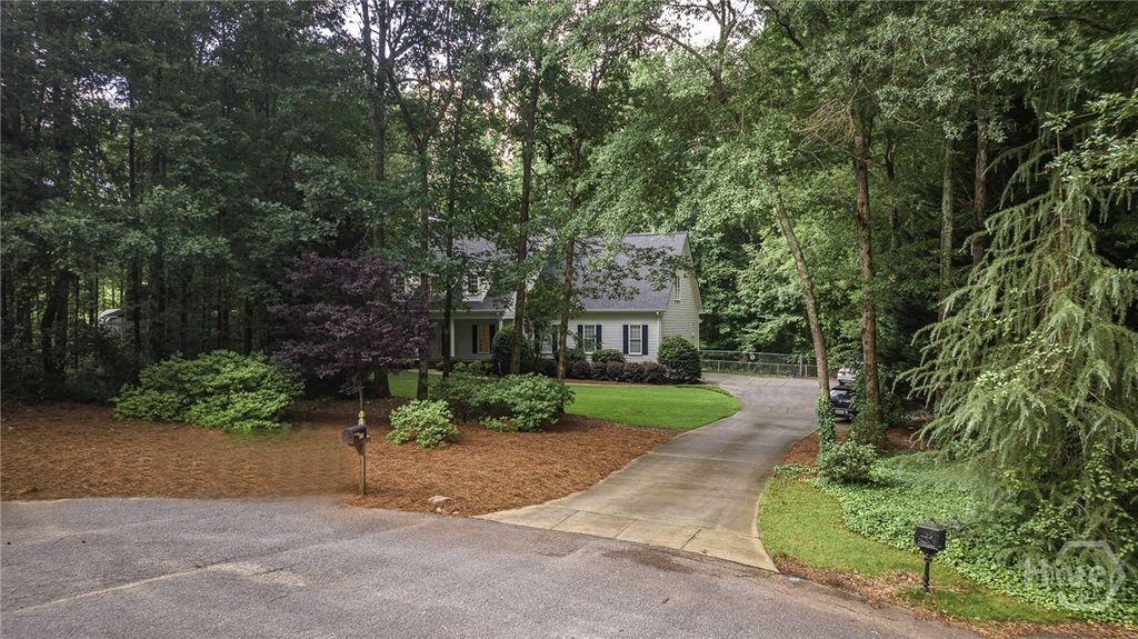 Image 3 of property listing at 325 Twin Oaks Circle, Bogart, GA 30622