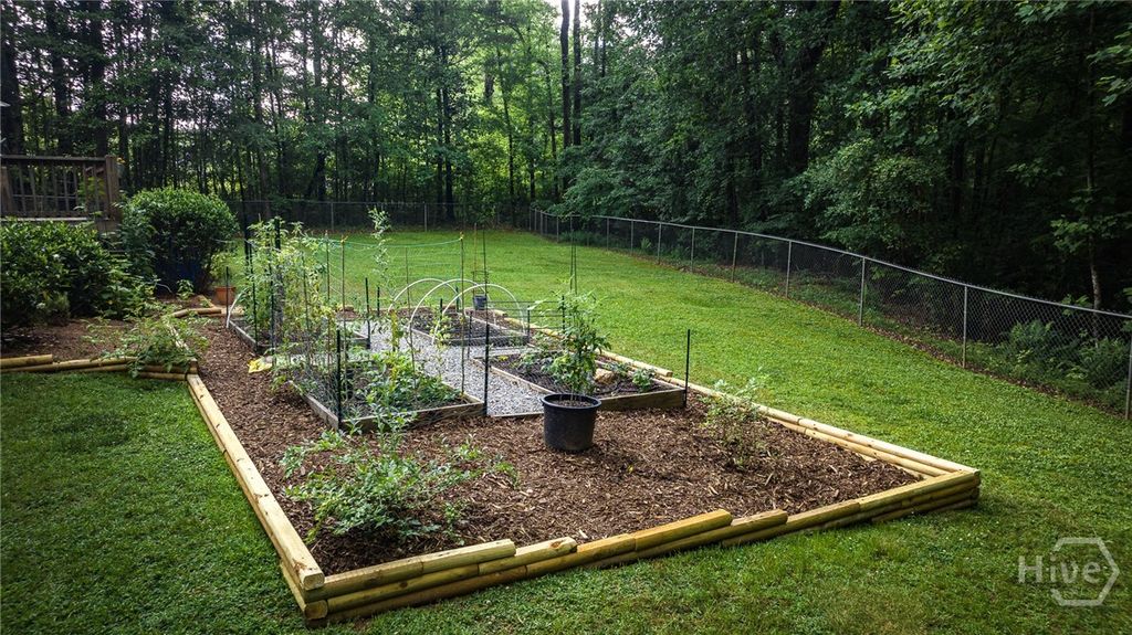 Image 44 of property listing at 325 Twin Oaks Circle, Bogart, GA 30622