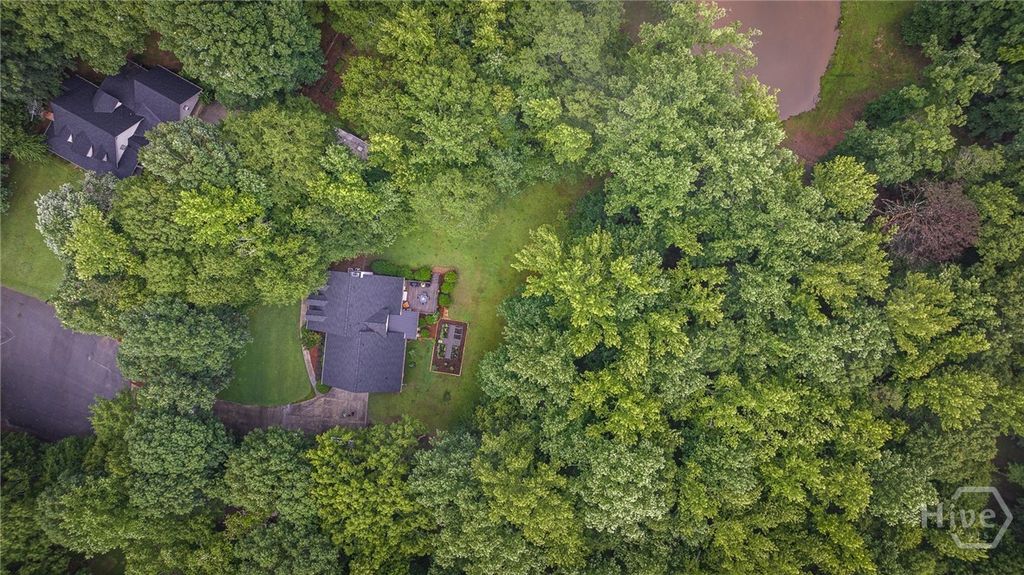 Image 45 of property listing at 325 Twin Oaks Circle, Bogart, GA 30622