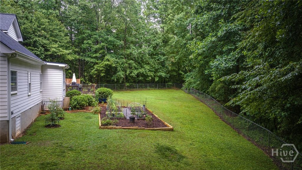 Image 49 of property listing at 325 Twin Oaks Circle, Bogart, GA 30622