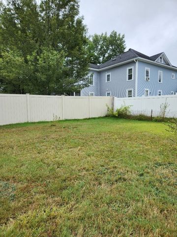 81 King St, Nashua, NH 03060