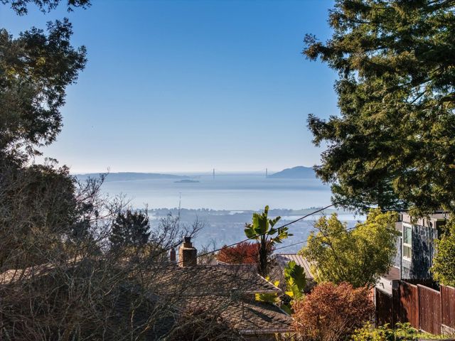 111 Fairlawn Dr, Berkeley, CA 94708