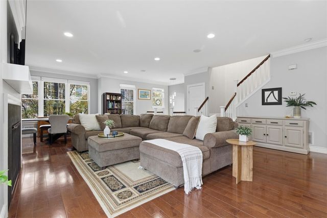 154 Sweetbriar Village Trl, Mt Washington, PA 15211