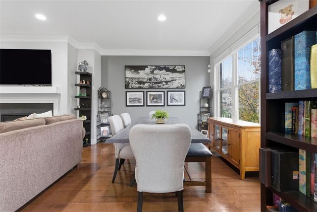 154 Sweetbriar Village Trl, Mt Washington, PA 15211