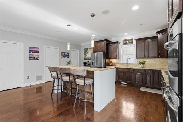 154 Sweetbriar Village Trl, Mt Washington, PA 15211